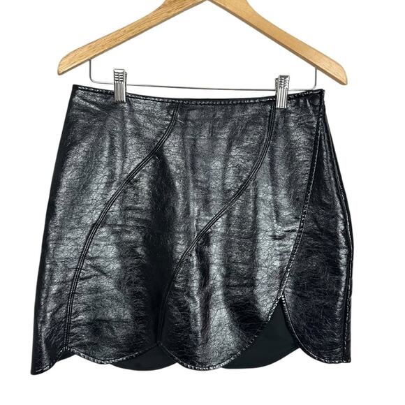 NWT Social Tourist Faux Leather Scalloped Hem Ultra High Rise Skirt Size 8 - Picture 4 of 6